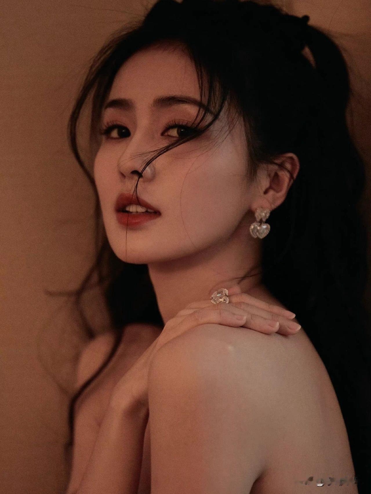 白鹿堪称内娱最具耐看性的女明星。她属于淡颜系美人，颜值耐看且极具辨识度，不刻意、