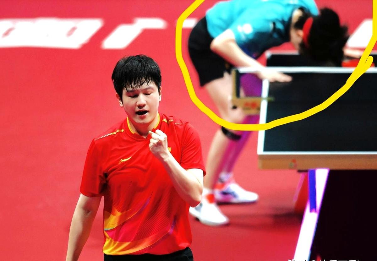 不知道大家发现了没有。团体赛樊振东3:1赢王楚钦那次，除了樊振东握拳庆祝，还有个