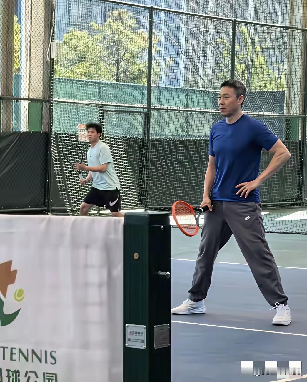 70岁的张丰毅，虽有白发点缀，却丝毫不见油腻与老态，反而浑身散发着硬朗的男人味。