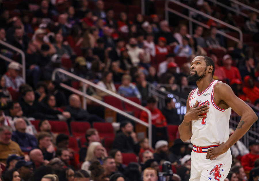 NBA常规赛，杜兰特三分绝杀，火箭100-97击败太阳。赛后，杜兰特接受了采访。