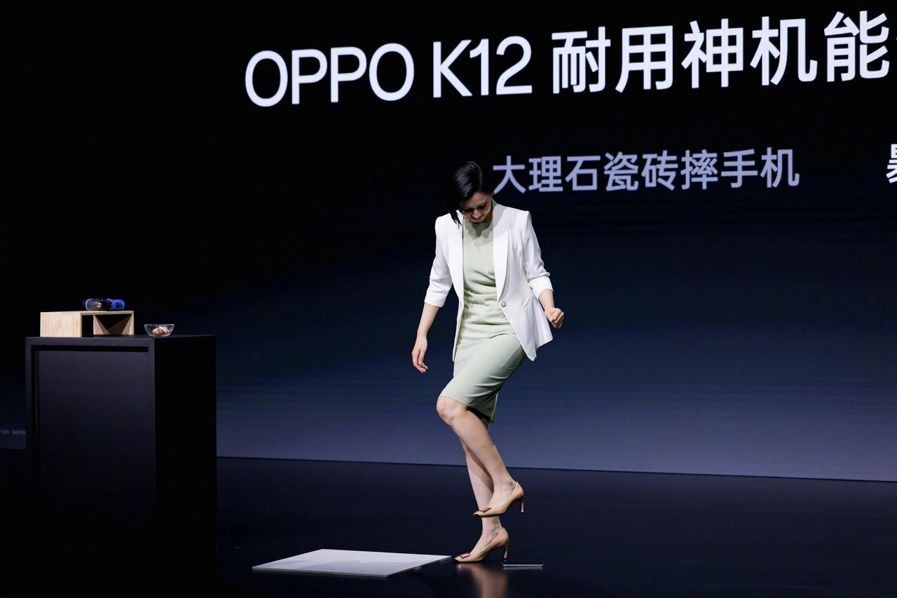 黑厂算是彻底掌握流量密码了，最新发布的OPPO K12，再度以耐用为核心卖点，搭