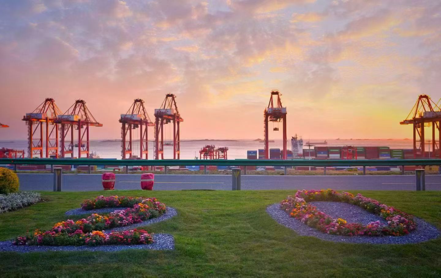 当洋山深水港迎来开港20周年，遇见海港俱乐部即将20岁生日🎂命运的相遇⛵️⚽️