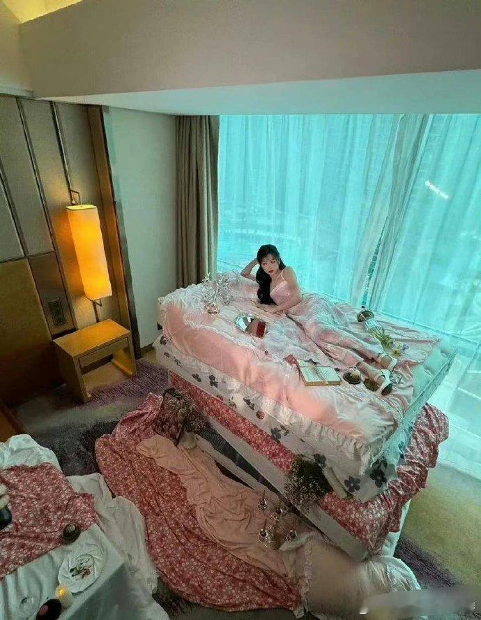 虞书欣这是为了拍个照片把家里几个床叠在一起了吗？图1咋感觉有点邋遢 