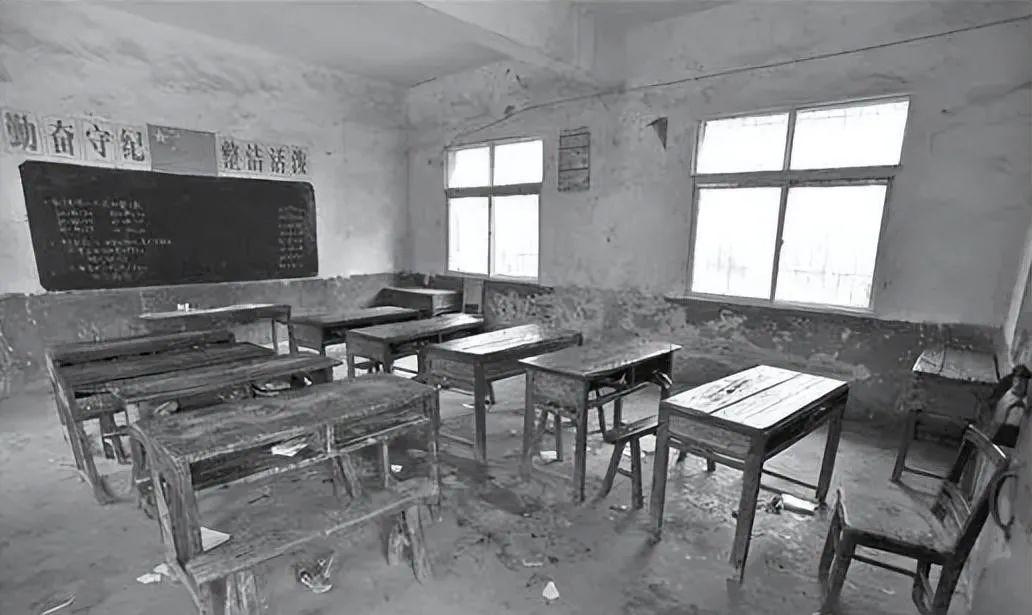 1981年，内蒙古一女老师看见学生鞋子都破洞了还在穿，她心疼孩子，赶紧自掏腰包给