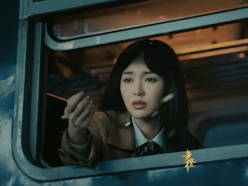 我从未见过这样的唐嫣 舞台之上的她就像明珠般闪耀，台下又带着几分神秘，唐嫣轻松掌