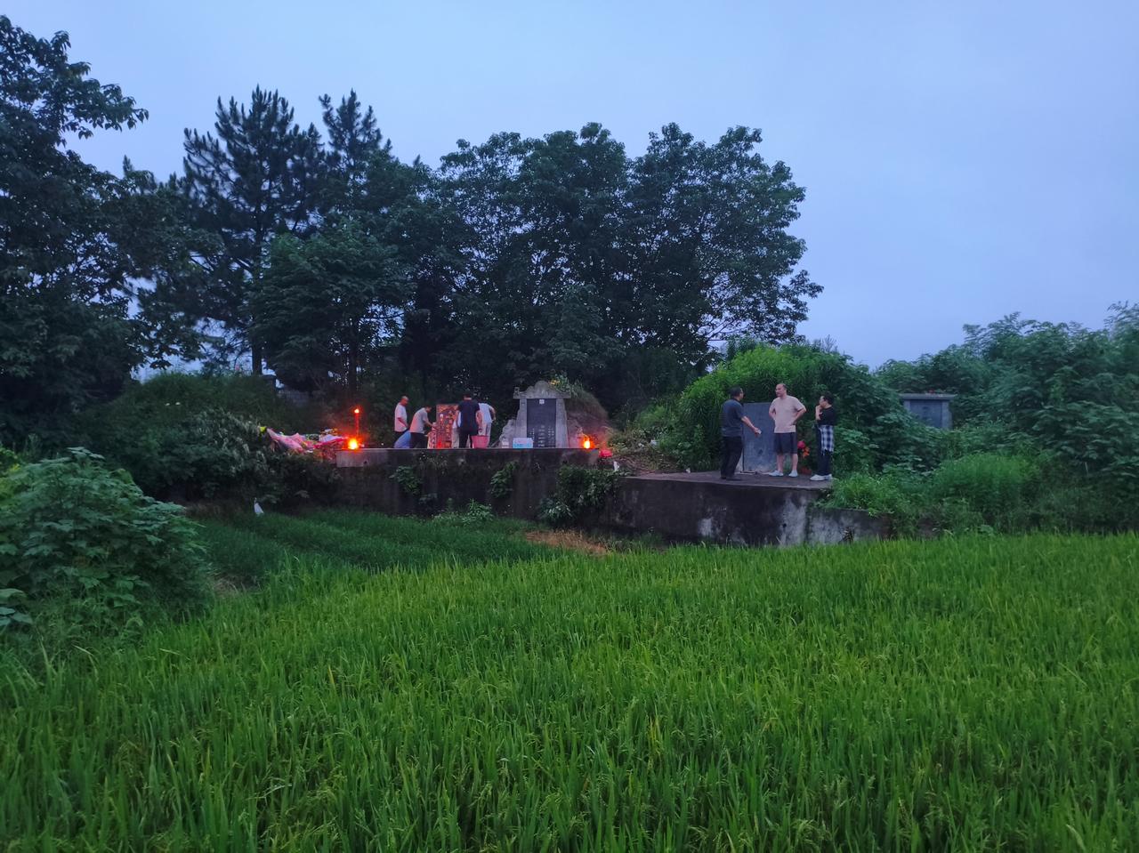 台湾亲蓝的媒体《联合报》星期三（10月28日）发布的民调显示，民进党沈伯洋目前以