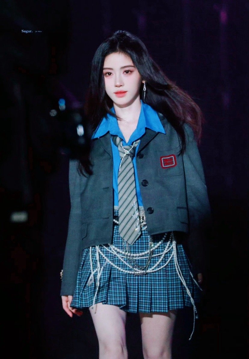 鞠婧祎一出来真的太杀了，走路自带气场，稳稳当当又很有范儿，直接把舞台走出T台的感