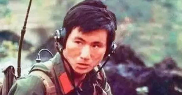 “敌军太多，向我开炮！快向我开炮！”1985年，在老山战场的一处阵地，一名军人拿