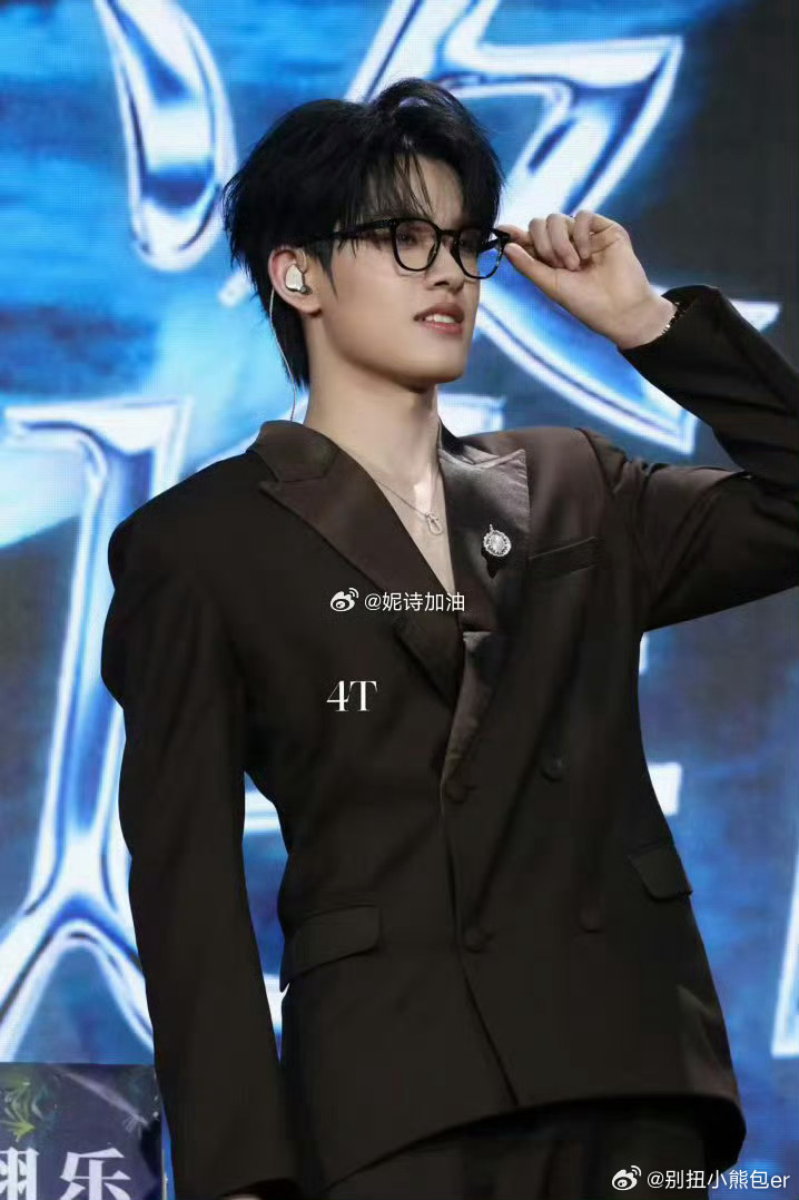 赵丽颖站姐发了张极谁懂这份惊喜！赵丽颖站姐也发了张极，05后第一男歌手魅力出圈，