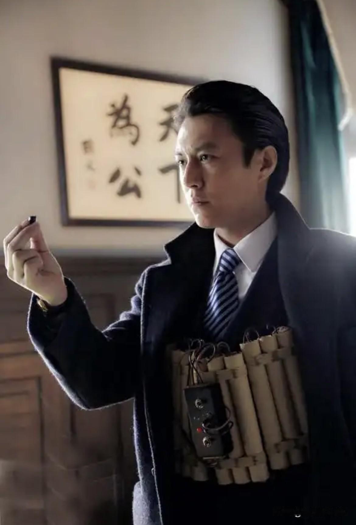 靳东，王凯，胡歌
明家三兄弟，身居同一座洋房餐桌
却人人戴着面具，游走在各方势力