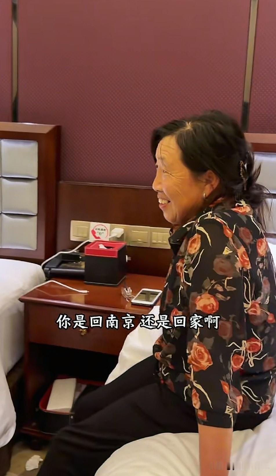 梦秋妈妈真有意思，拐弯抹角的想回南京，害怕工作弄丢了，自己女儿都不想看，亮哥直言