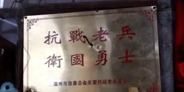 陈宝柳一炮干翻日军小队，打光三发，人没跑。
炮是18斤重的60毫米迫击炮，弹药就