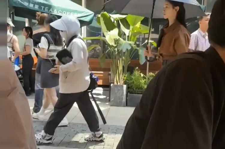 首先我又丑又胖 其次 这种身材的美女真的很常见了[爱慕][爱慕]说实话她的体态 