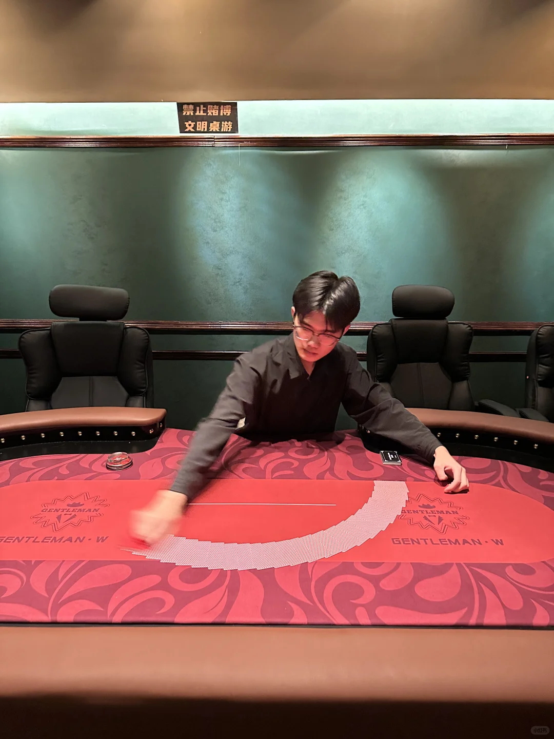 发现一家可以玩德州桌游的酒吧！