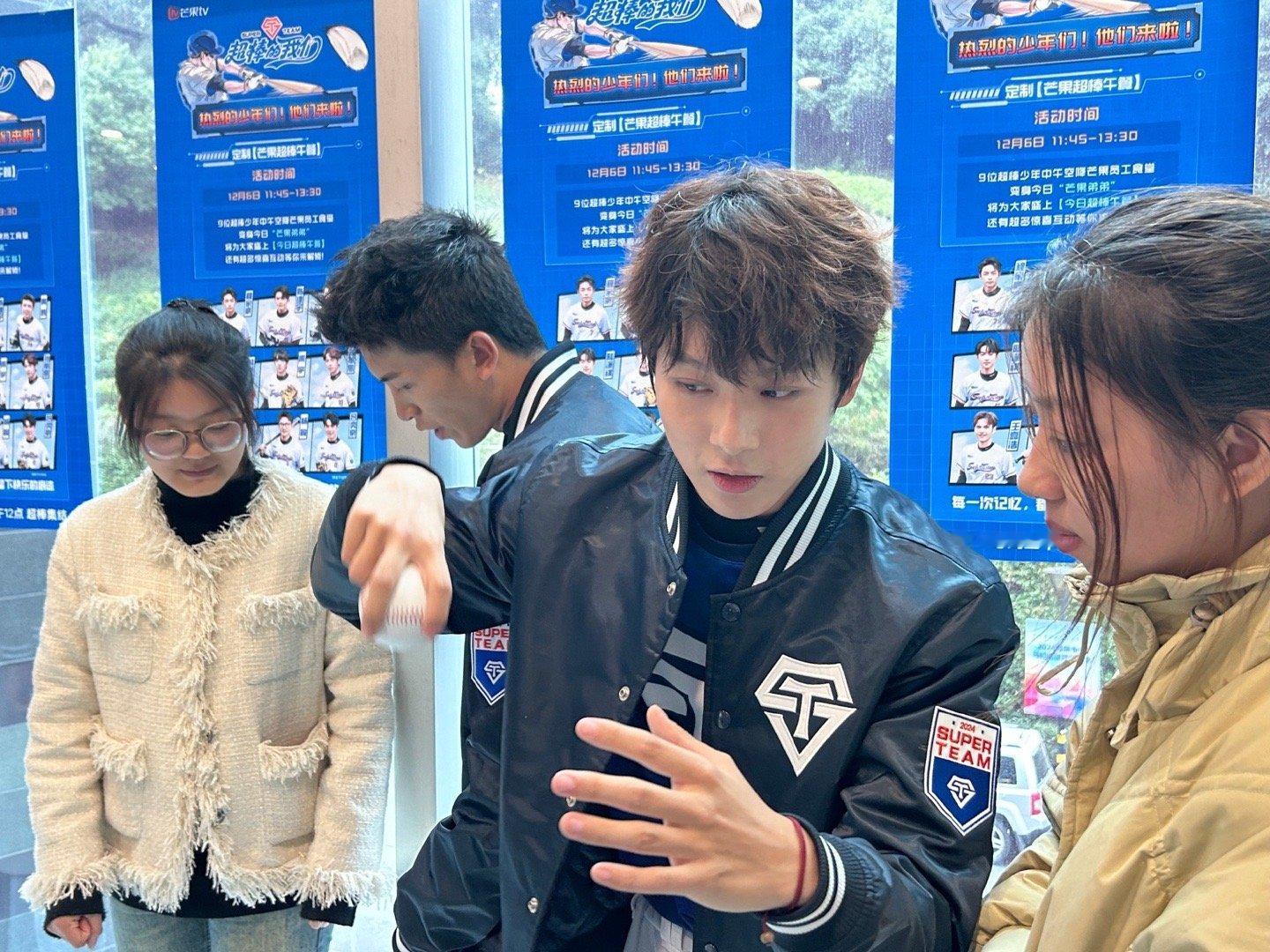 内娱最会饭撒的神出现了  第一次见在食堂扫楼的  咱就是说内娱也有会饭撒的神啦，