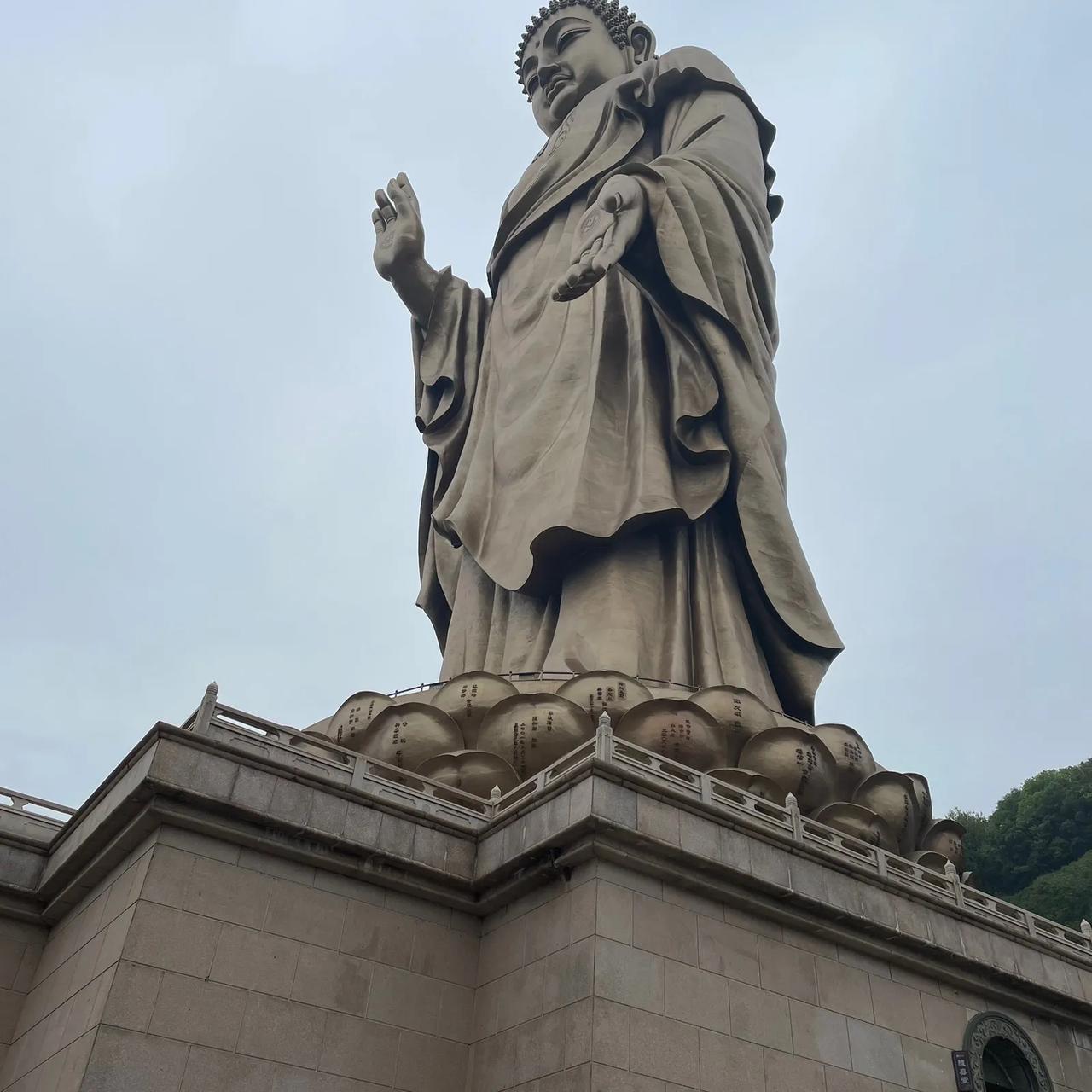难过，自己是个本科大学，毕业5年，都是和中专，初中的人在一块工作，想来是自己太差