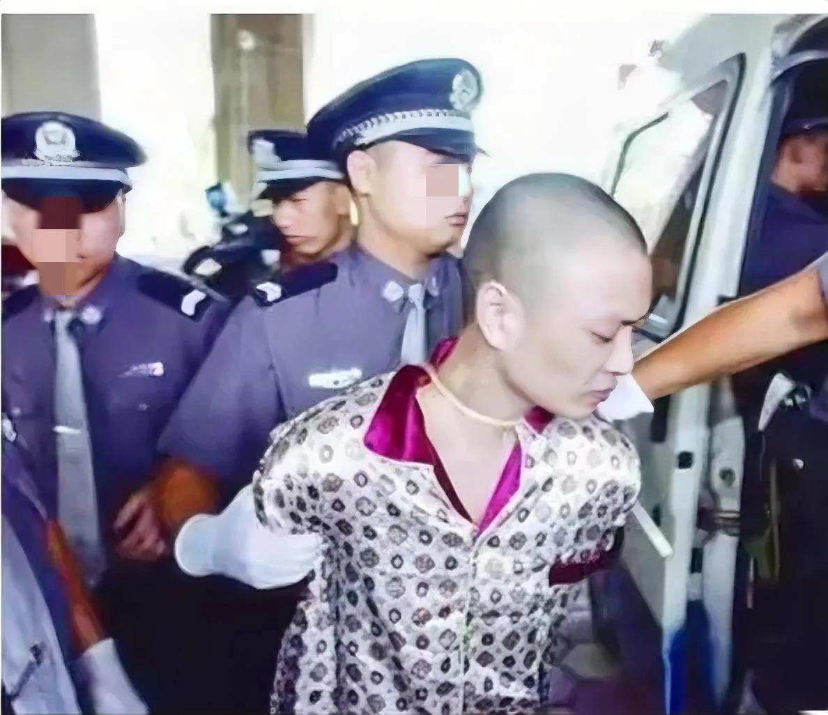 2002年，广州看守所，廖坤被押上囚车，他脖子上的法绳清晰看见，当他踏上囚车的一