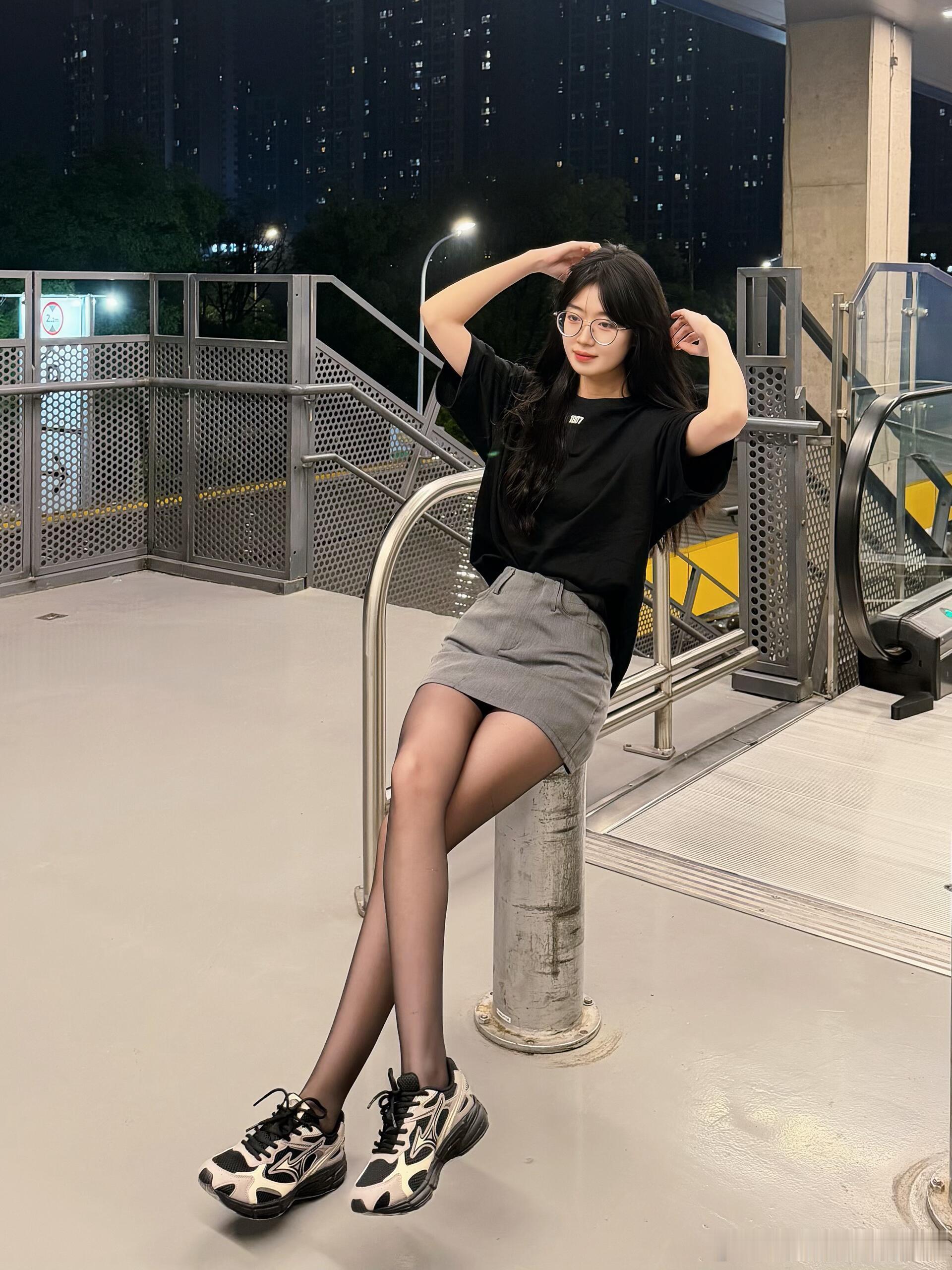 运动鞋与丝袜也是超级好看~ 