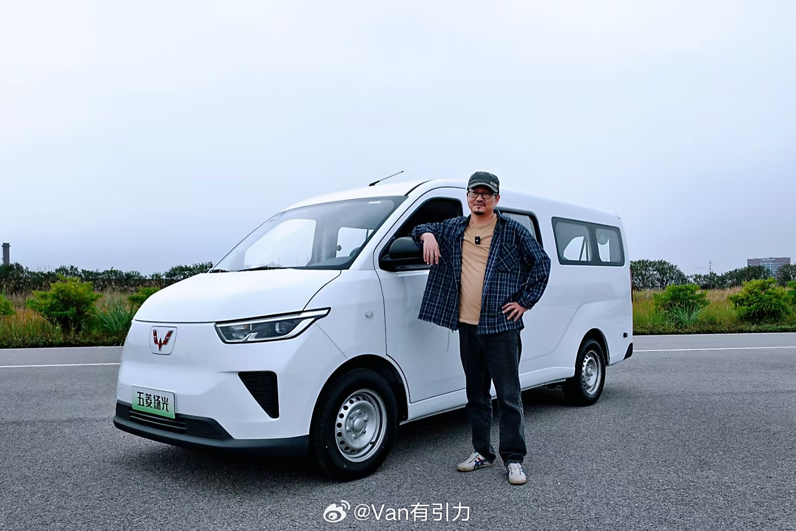 昨天第一次见五菱扬光客车版 的9座营运型，研究了半天。这家伙比我的9座凯路威短了