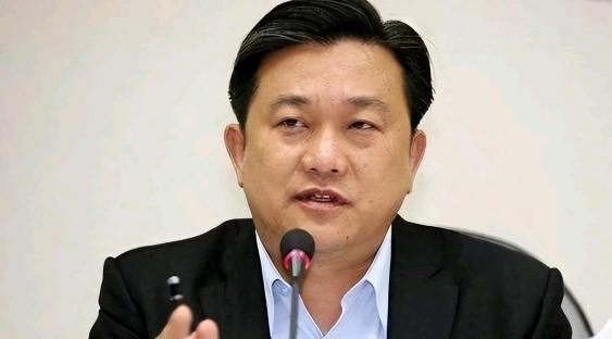 “台独”分子王定宇又开始攻击郑丽文了！4月8日，王定宇声称，郑丽文在中山陵上演哽