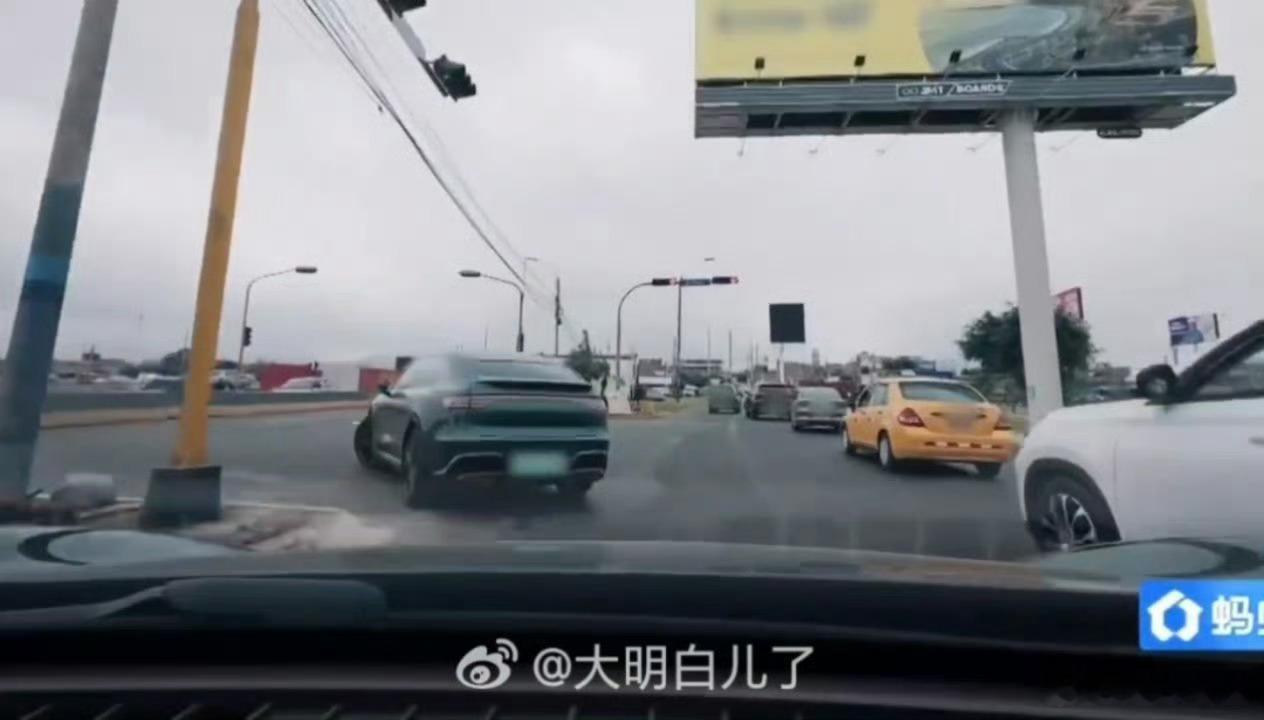 花少赶飞机花少8堵车旅行意外打卡！花少8遭遇堵车，全员匆忙奔赴机场，手忙脚乱赶路