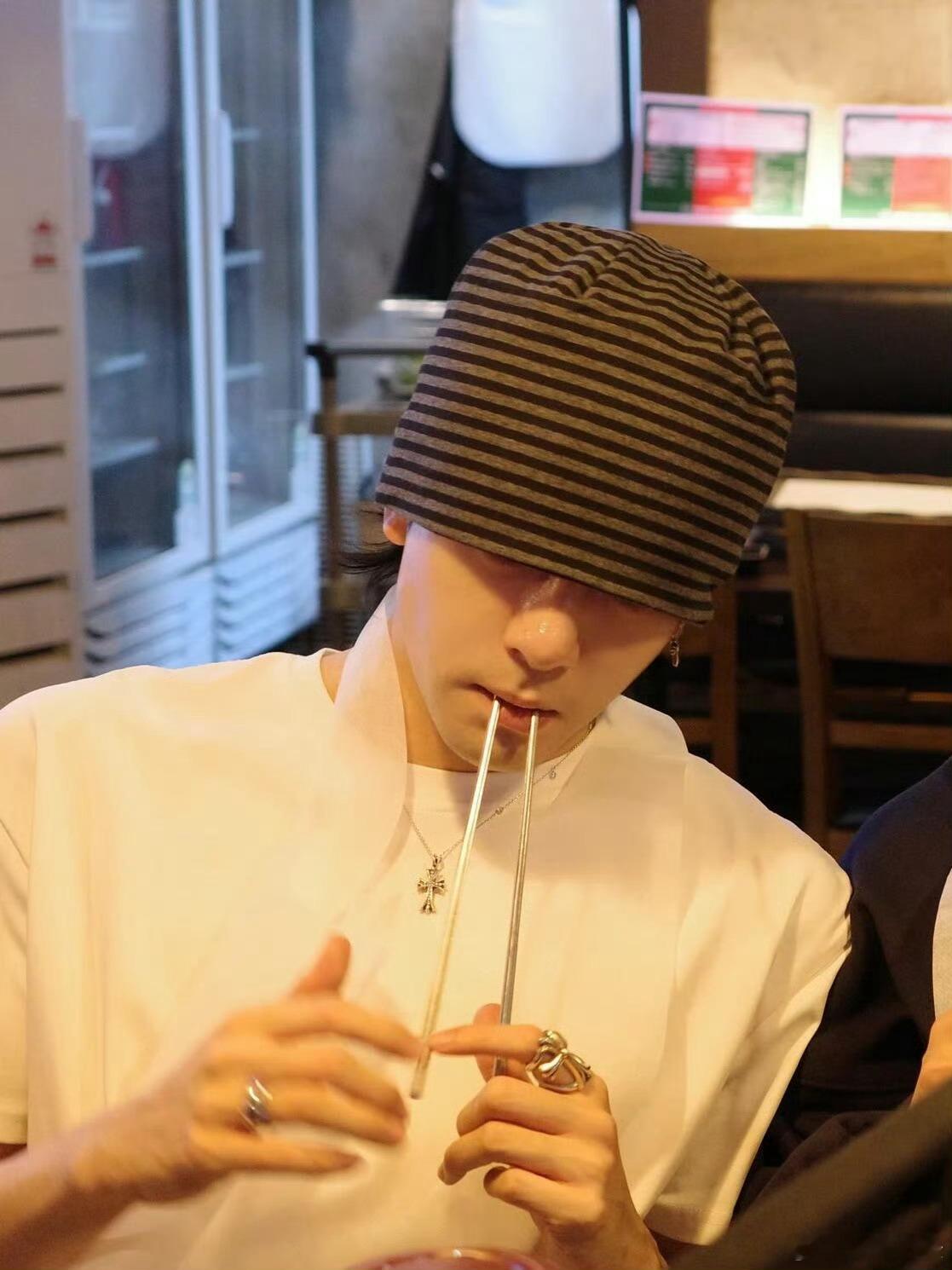 曾舜晞的手好好看… 还很会戴戒指… 