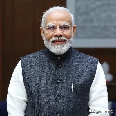 印度总理莫迪今天（北京时间3月2日）写道：“我与阿联酋总统，我的兄弟谢赫·穆罕默