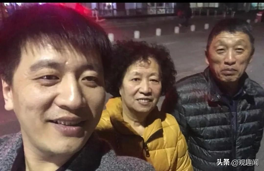 这是张雪峰老师第一次带父母来他工作的城市，镜头里的他笑得松弛又满足。

谁也没想