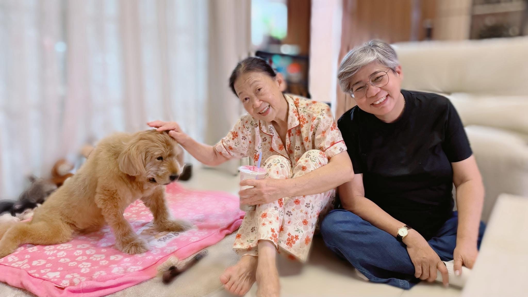 现年 71 岁的朱咪咪近年多定居新加坡享受儿孙福，鲜有在港露面。日前，与她相交近