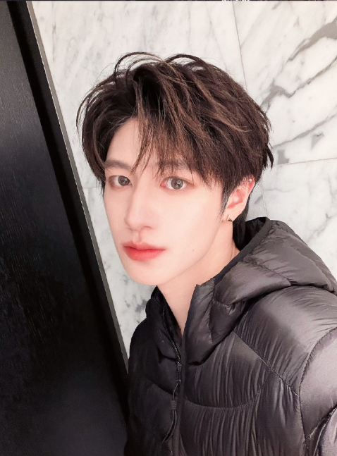 朱志鑫建模正确  朱志鑫也是早八更博了~是在米兰的plog呀！建模正确自拍正确，