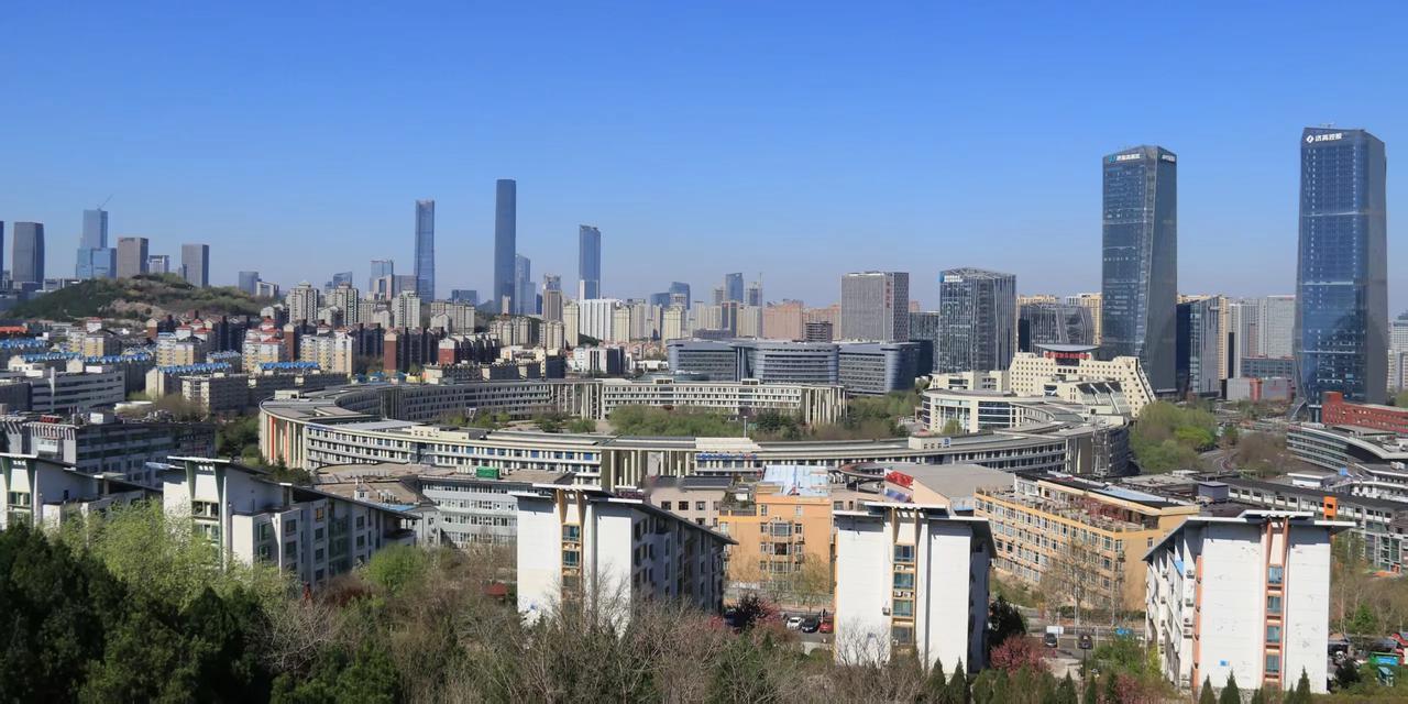 登高眺望现代化大济南！
图片由楼友“宋老师儿”提供，摄于大山坡公园。