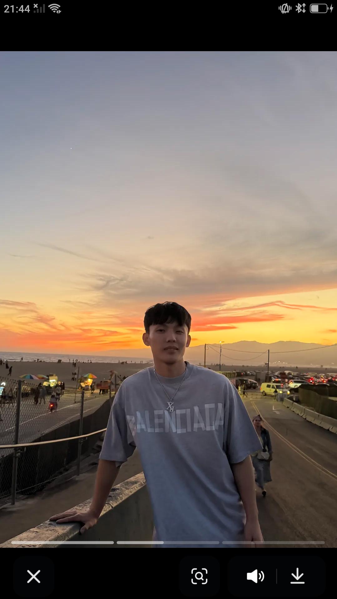 近日广东男篮徐杰更新社媒，与球迷分享在在洛杉矶海边日落黄昏街拍照。并配文:一个月