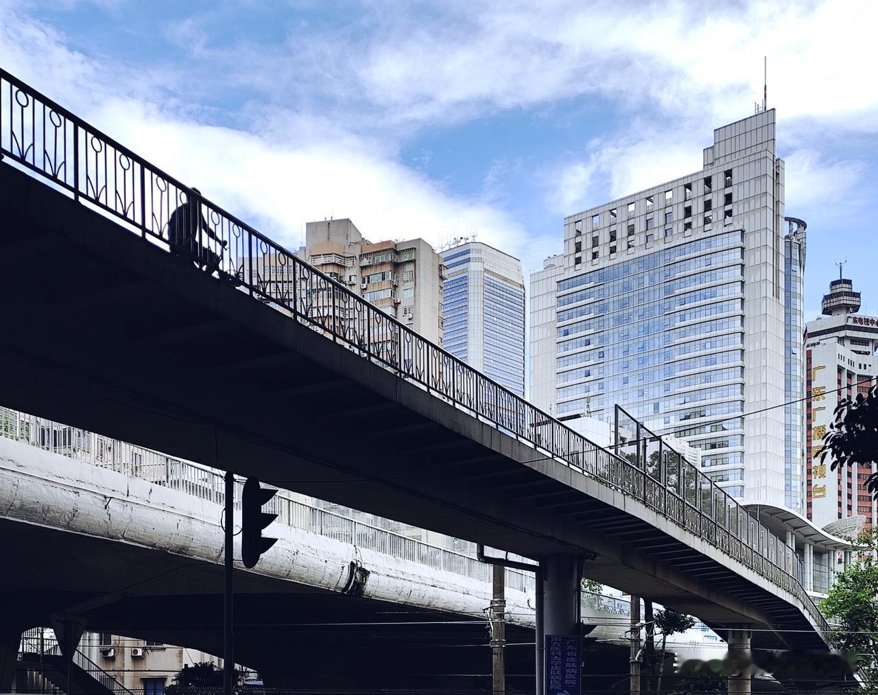 麓湖路桥下
这个地方也挺出片的