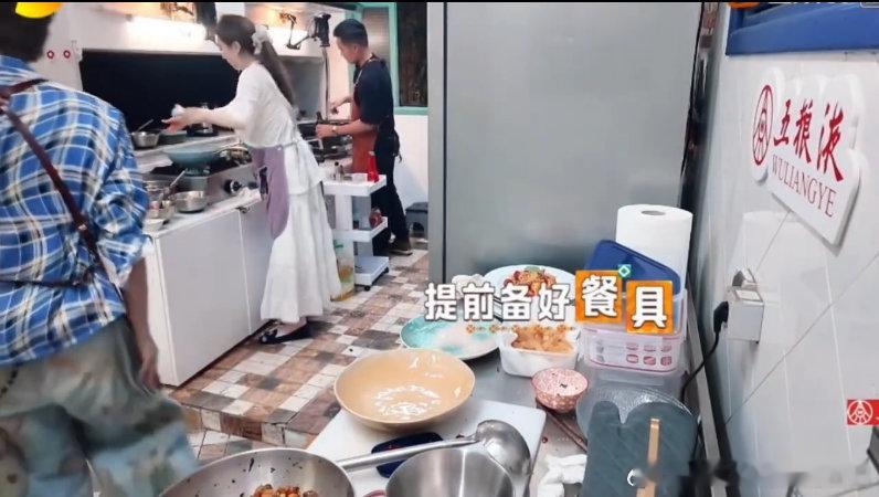 丁禹兮[超话]谁来懂一下丁禹兮这段的控场能力林大厨要木板他早摆好，热了立马递水还