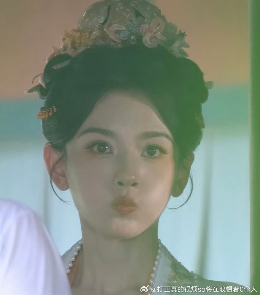不“恶P”小臂手腕手也瘦得吓人啊但是看看这小脸儿这脸不崩那就这么瘦就对了 