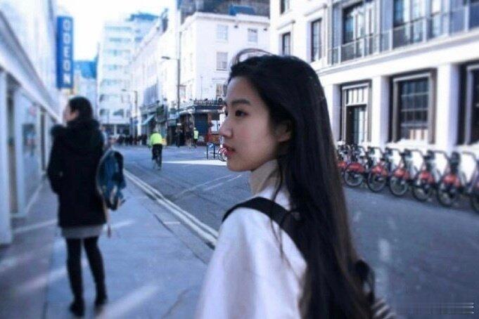 卢昱晓[超话]  卢昱晓的留子时期~少女时候的卢昱晓好甜好乖，整体的淡颜+松弛感