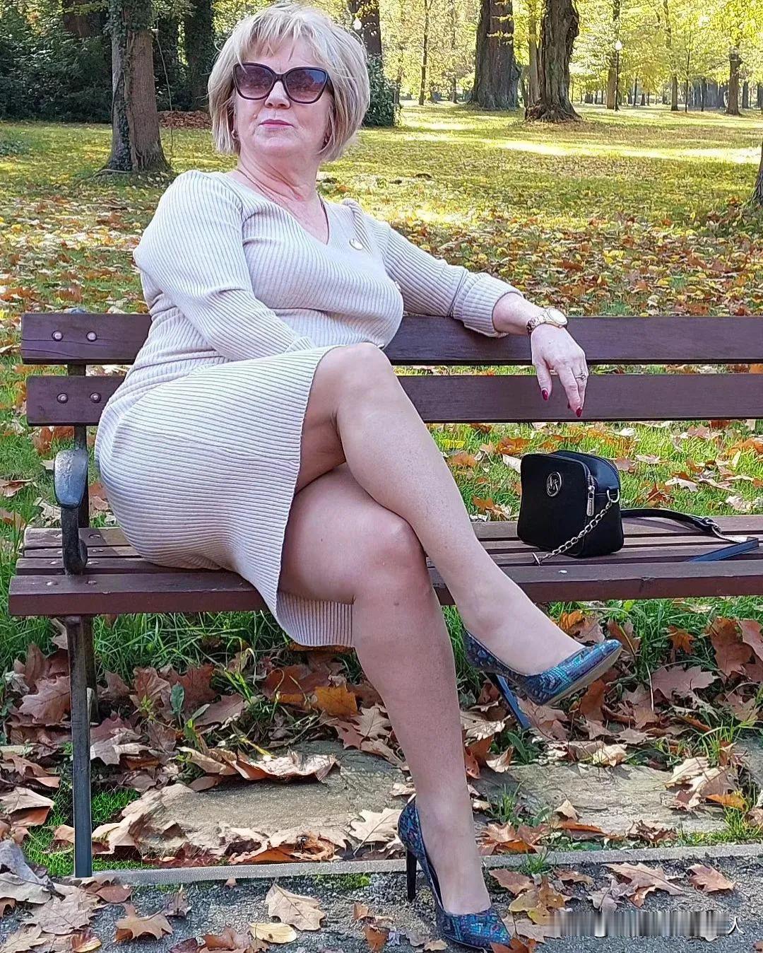 看秋叶落下，感时光流逝