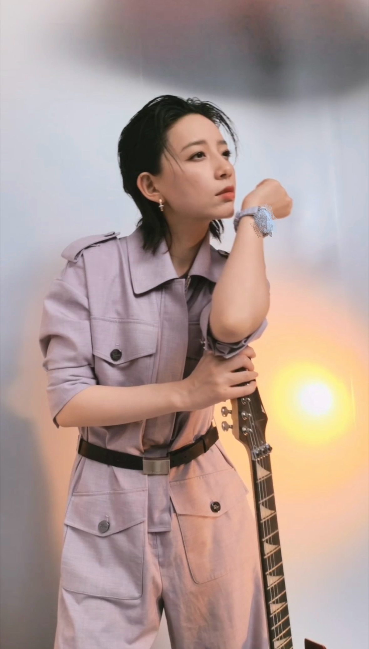 李斯丹妮张力这一块 时尚感的核心是人格魅力，李斯丹妮证实了这一点。她能把基础款穿