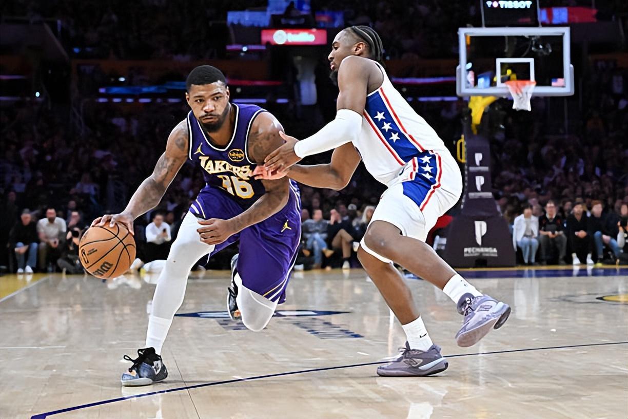 斯马特在比赛第四节单节拿下了7分2篮板4助攻，投篮2中2，三分线外2中2，罚球2