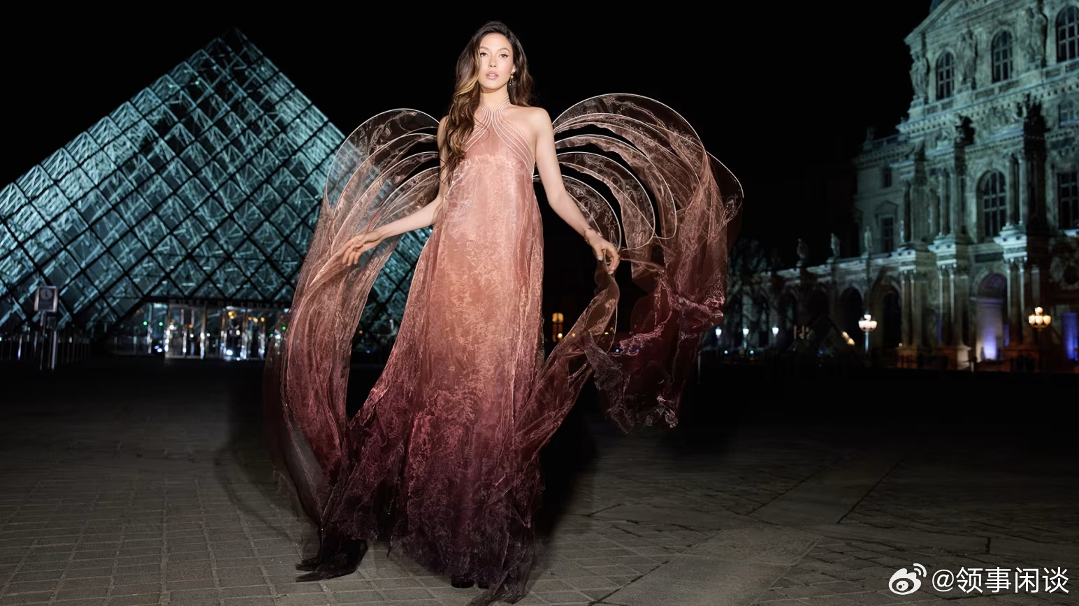 【谷爱凌身着空灵礼服，展翅若仙】（CNN） 本周，在卢浮宫金字塔前，谷爱凌身着一