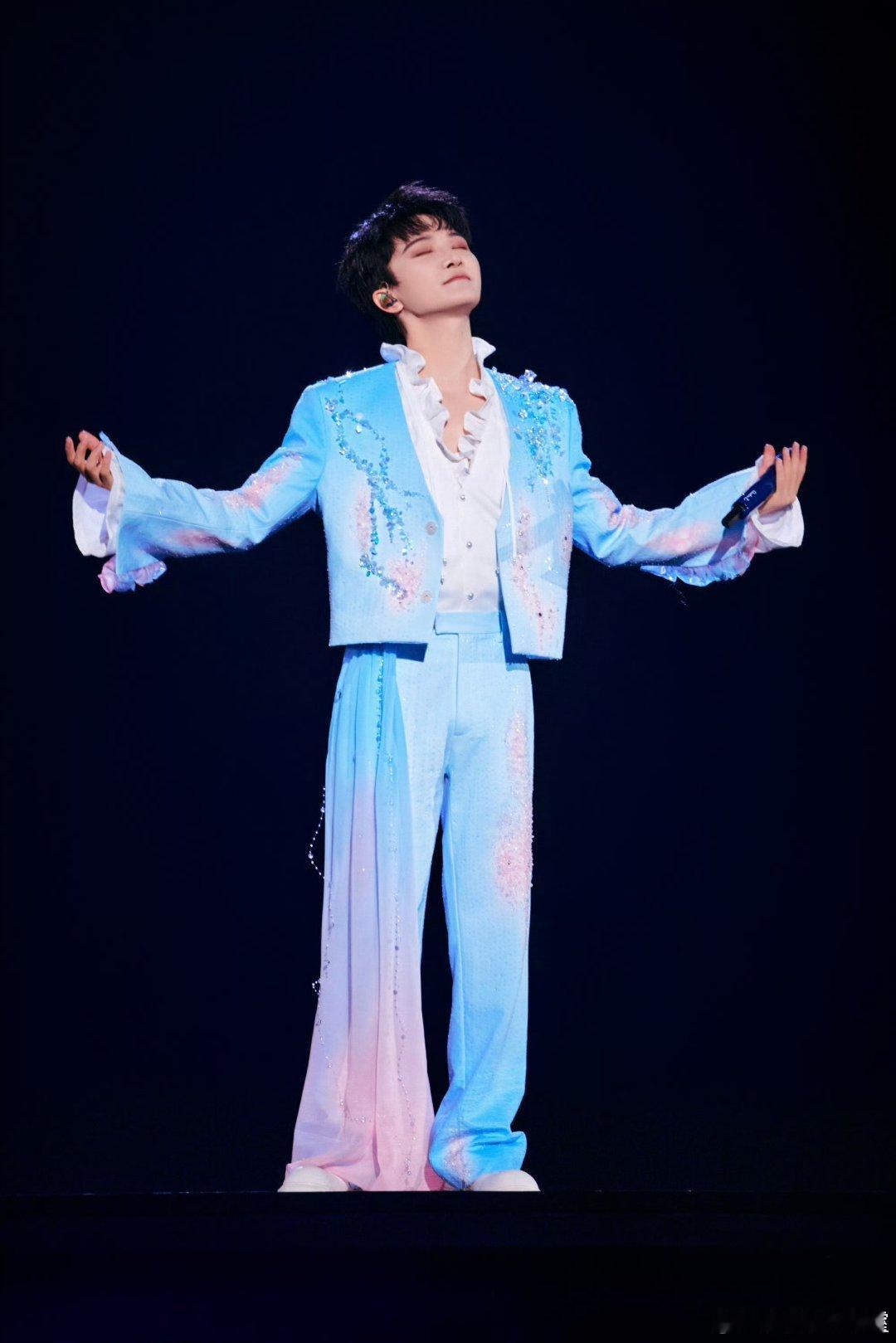 向光而行为热爱人民日报对话周深周深说我是幸运的普通人周深[超话] ​​​