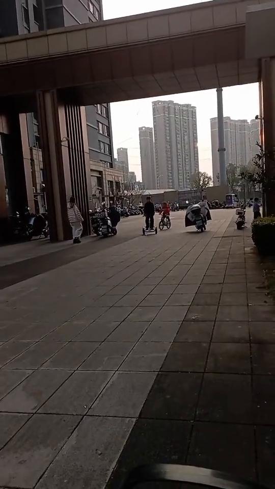 爷爷花六块。爷爷花了六块。