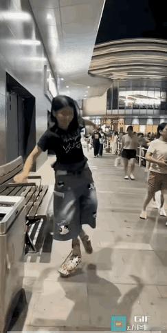 这个模特够拼的，如果崴脚了算工伤吗？[笑哭][笑哭][笑哭]