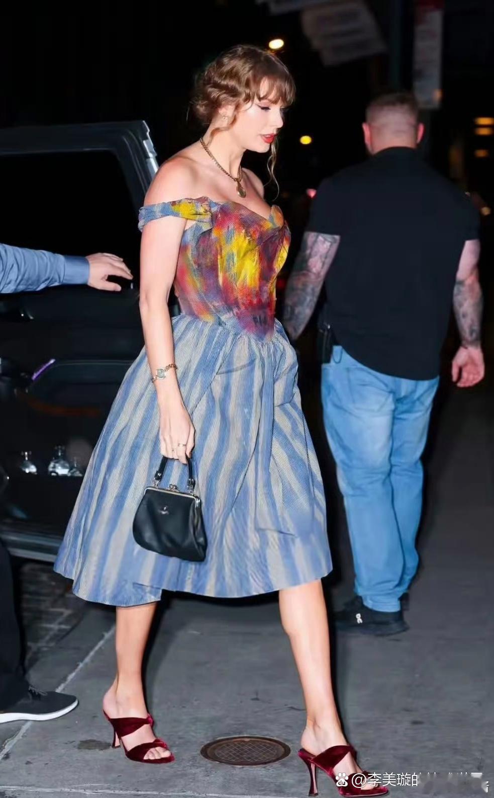 霉霉最近陷入与吹牛老爹的绯色风波中，但仿佛不影响她和男友秀恩爱，近日出街被拍到身