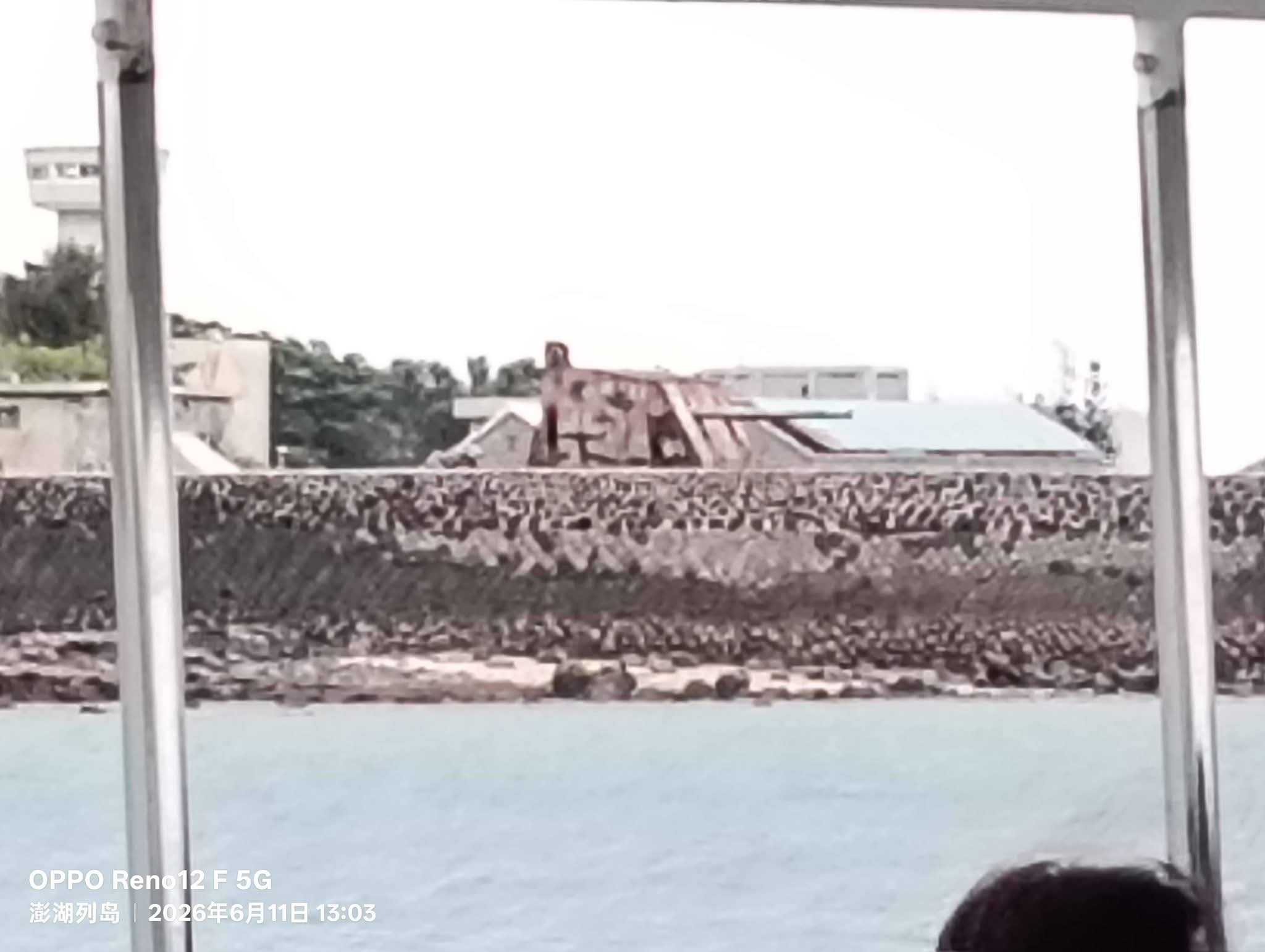 台海局势 澎湖上面还有这种老东西，二战的MK38双管127毫米舰炮，安装在地下的