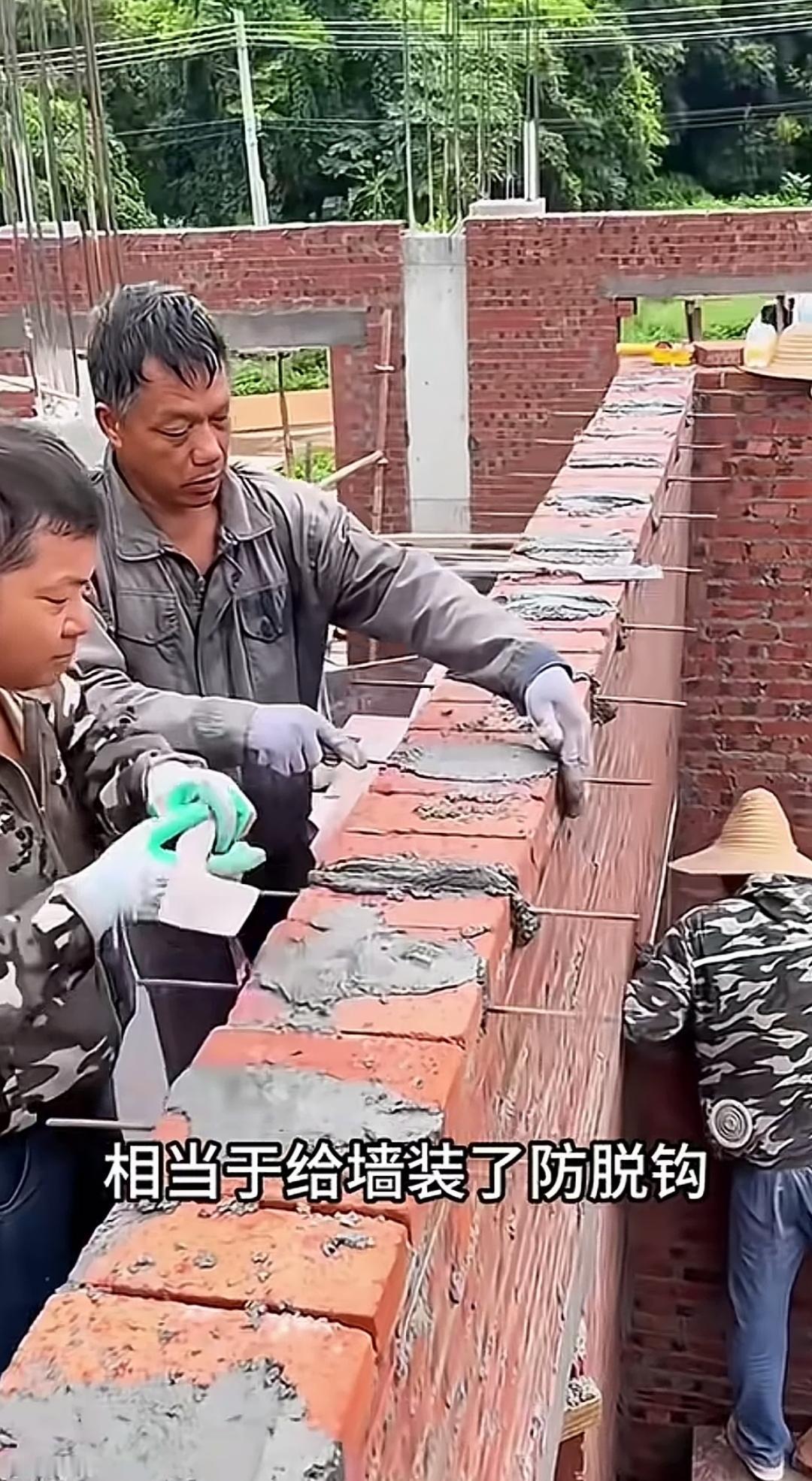 墙缝插筋并非挡模，那它究竟有何作用？
看到师傅往砖墙缝里插入钢筋，想必很多人都会