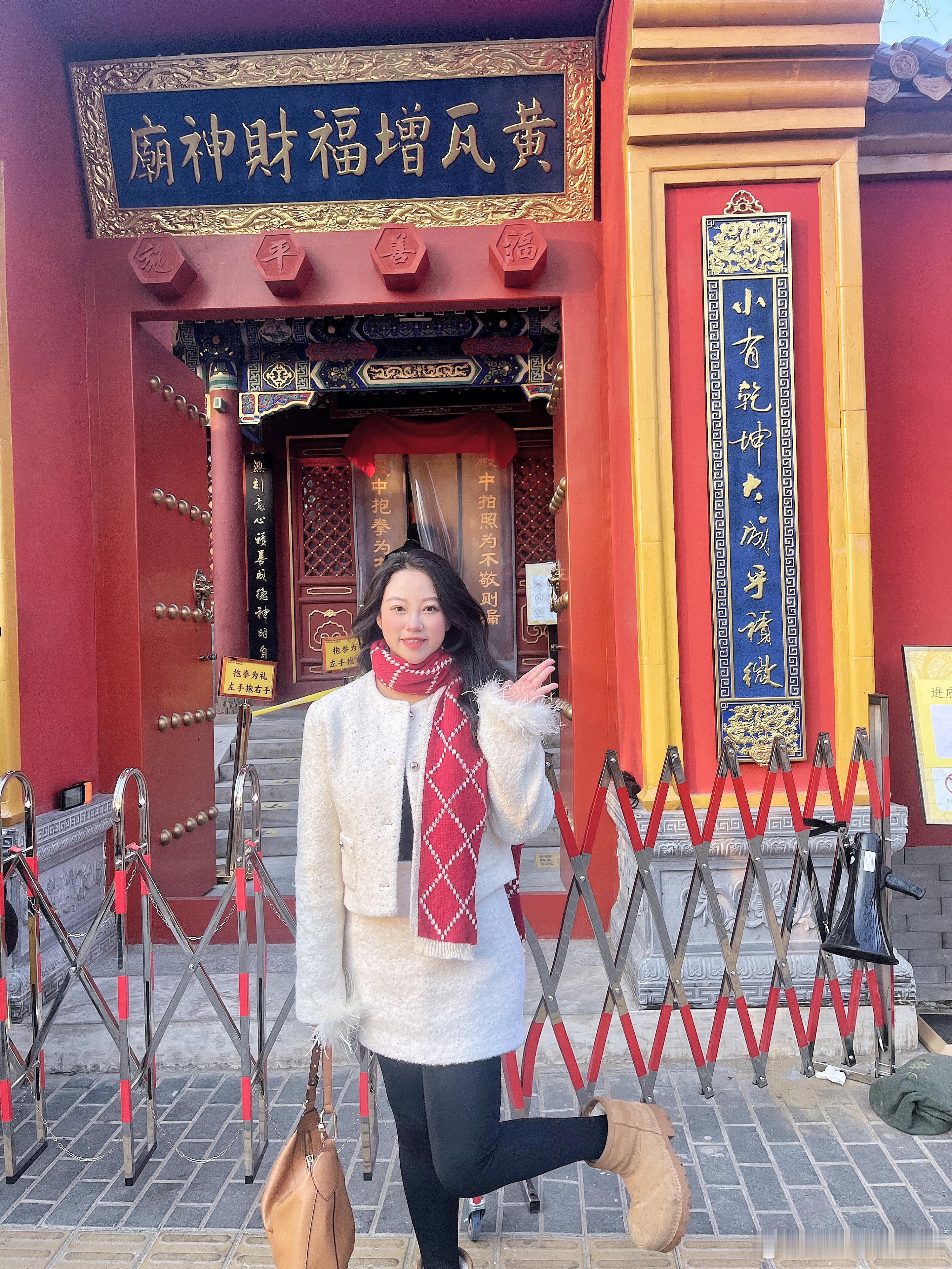 肥笑穿搭笔记  美妆V赏  拿捏新年美妆红运礼 时髦小姨过年Citywalk💸