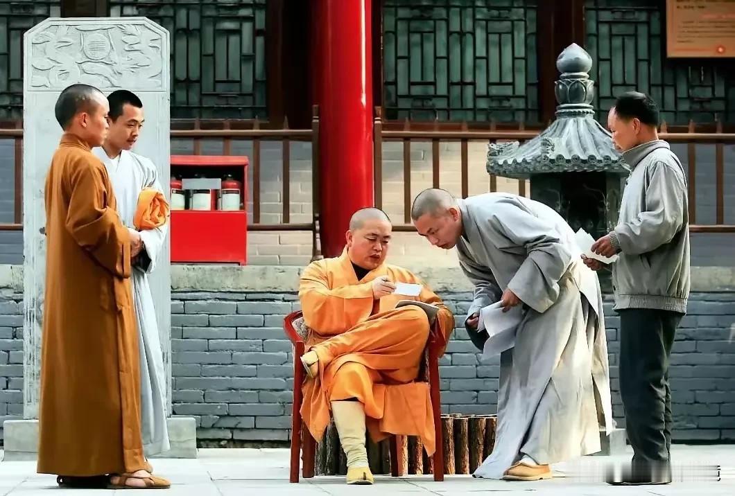 照片中这个大和尚的做派，比官僚还官僚。
这是多年前，释永信听取下属汇报工作时的情