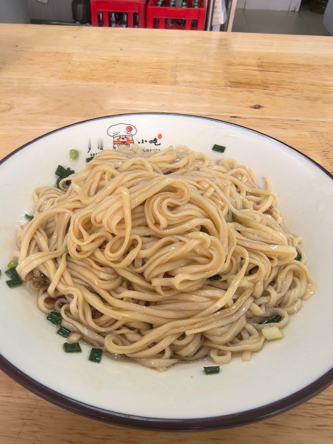 今天吃一下中国名小吃：葱油拌面！ 