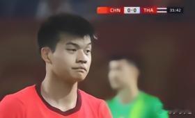 国足0-0平泰国，刘浩帆自评失误，这并非个人成长，而是职业生涯的价值损耗。在转会